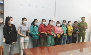 Vĩnh Long: Công an trao trả hàng chục điện thoại cho người mất trộm