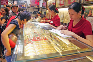 Thị trường vàng rung lắc