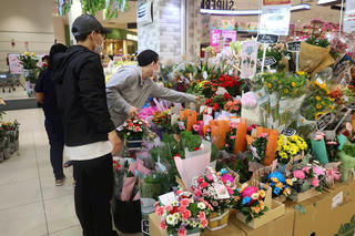 Đa dạng thị trường quà tặng ngày 8-3