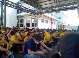 Nam Định: Hơn 400 nữ công nhân da giầy đình công giữa nắng hè