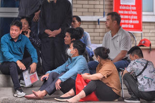 [ẢNH] Người dân Hà Nội xếp hàng dài, hết đứng lại ngồi chờ làm lý lịch tư pháp