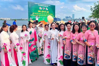 Áo dài trong dòng chảy công nghiệp văn hóa