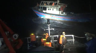 Quảng Ngãi: Cảnh sát biển cứu tàu ngư dân gặp nạn trên biển