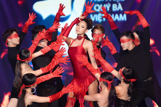 Bị chê hát dở, Hoàng Thùy lên tiếng 'tôi không nhận mình là ca sĩ'