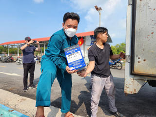 Đồng hành cùng ngư dân Cần Giờ, TP HCM 'thắp sáng đèn trên biển'