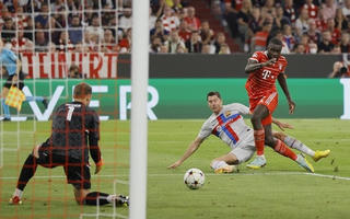 Lewandowski mờ nhạt, Barca thua Bayern 0-2