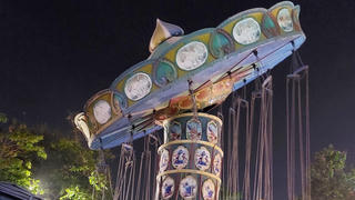 Đu quay bị nghiêng, nhiều trẻ em hốt hoảng