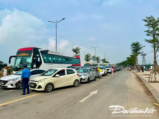 Du khách 'đổ' về Cát Bà, ô tô xếp hàng cả cây số