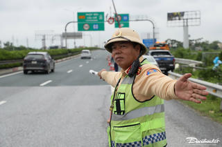 Ngày đầu thí điểm phân làn, tốc độ xe cao tốc: Cảnh sát phát loa nhắc xe tải không đi vào làn 1