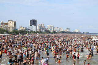 [Ảnh]: Du khách đổ về Sầm Sơn trong ngày đầu nghỉ lễ