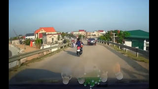 Kinh hoàng người phụ nữ không đội MBH, lạng lách tự gây tai nạn trên cầu