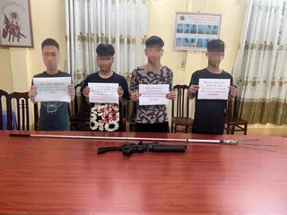 Công an Hòa Bình xử lý 4 thiếu niên vác súng diễu phố