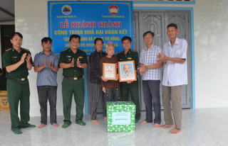 Đắk Lắk: Tặng 2 nhà Đại đoàn kết cho hộ nghèo neo đơn và vợ liệt sĩ ở vùng biên