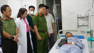 Ban Giám đốc Công an Hà Nội thăm hỏi chiến sỹ bị thương trong vụ chữa cháy