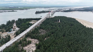 Trên công trường cầu vượt cửa biển Thuận An trước ngày thông xe kỹ thuật