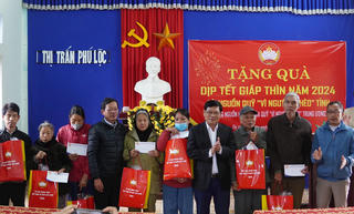 Thừa Thiên - Huế: Thăm, tặng quà cho người nghèo