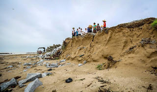 Hà Tĩnh: Người dân bất an khi bờ biển bị sạt lở nghiêm trọng