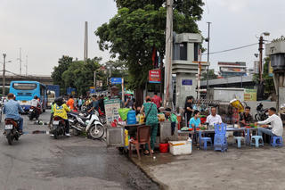 Hà Nội: Hàng quán lấn chiếm vỉa hè gây mất ATGT trên đường Ngọc Hồi