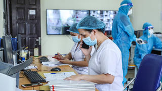 Nhân viên y tế nghỉ việc ồ ạt: Giải quyết phần 'gốc' để giữ chân y, bác sĩ