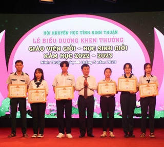 Ninh Thuận: Biểu dương, khen thưởng giáo viên dạy giỏi và học sinh giỏi năm học 2022- 2023 
