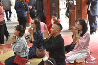 Nườm nượp người dân đến chiêm bái, dâng hương tại đền thờ Tản Viên Sơn Thánh