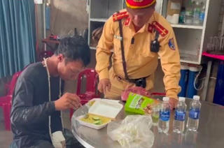 Đắk Nông: CSGT giúp người đàn ông đi bộ 8 ngày bắt xe khách về quê