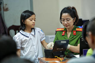 Hình ảnh các công dân nhí làm thẻ Căn cước