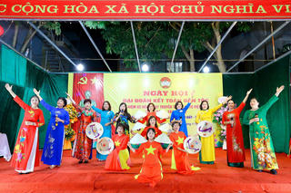 Sôi nổi Ngày hội Đại đoàn kết toàn dân tộc ở khu dân cư số 16, phường Dịch Vọng