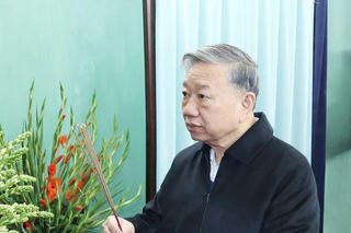 Tổng Bí thư Tô Lâm dâng hương tưởng niệm Chủ tịch Hồ Chí Minh tại nhà 67