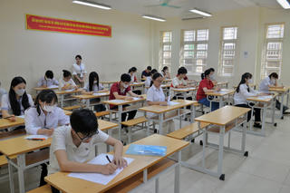 Những thí sinh đầu tiên trên toàn quốc bước vào Kỳ thi tuyển sinh lớp 10