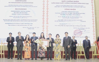 Trường ĐH Công đoàn được trao nhận Giấy chứng nhận kiểm định chất lượng giáo dục 9 chương trình đào tạo