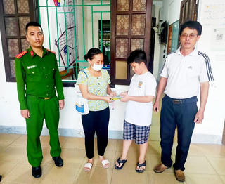 Nhặt được hơn 50 triệu đồng, nam sinh lớp 6 trả lại cho người phụ nữ nghèo