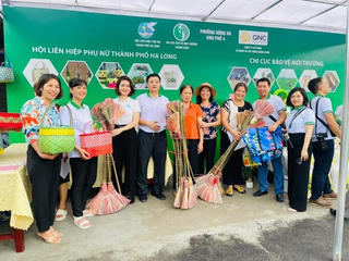 Phụ nữ Hạ Long ‘hồi sinh’ rác thải nhựa