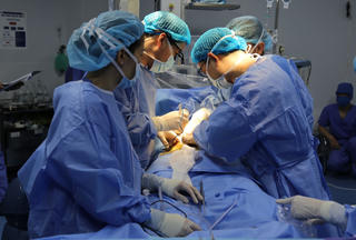Thực hiện đồng thời 2 ca ghép thận đầu tiên tại Quảng Ninh