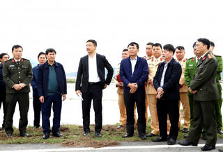 Sau tai nạn nghiêm trọng trên tuyến đường ven biển, Giám đốc Công an Hà Tĩnh thị sát hiện trường