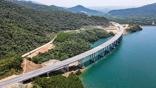 Ngắm loạt cầu vượt núi, băng hồ trên cao tốc Vũng Áng - Bùng