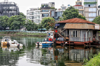 Cận cảnh loạt công trình còn tồn tại làm 'xấu' hình ảnh Hồ Tây