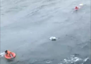 Nỗ lực tìm kiếm 2 thuyền viên mất tích trên biển