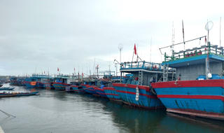 Quảng Nam: Người dân chằng chống nhà cửa và kêu gọi tàu thuyền vào trú bão số 4