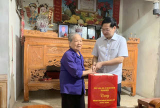 Chủ tịch MTTQ tỉnh Thái Nguyên tri ân gia đình có công với cách mạng