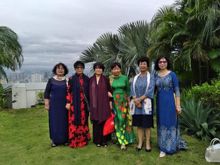 Những ai đi gánh sông trăng?