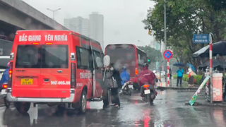 Cảnh sát giao thông xử lý nhiều xe hợp đồng đón trả khách sai quy định