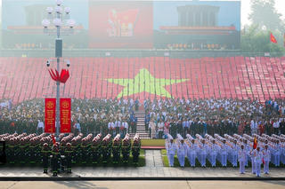 Dưới ánh nắng Ba Đình