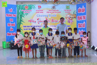 Vừa đi thiện nguyện, vừa 'làm cha, làm anh' của hàng chục đứa trẻ không máu mủ: Sự tử tế ươm mầm từ những điều tốt đẹp