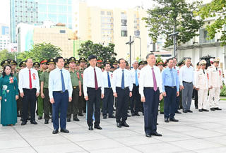 Tổng Bí thư, Chủ tịch nước Tô Lâm dự lễ dâng hoa tại Công viên Tượng đài Chủ tịch Hồ Chí Minh