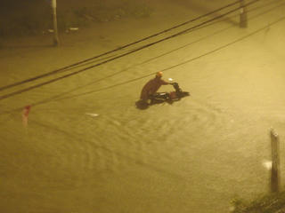 Đà Nẵng: Cho người vào tránh mưa ngập, siêu thị mất trộm 130 điện thoại