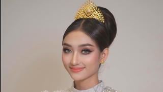 Người đẹp cầm bảng tên Campuchia ở Lễ khai mạc SEA Games 32 có gì đặc biệt? 