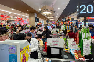 Siêu thị chật kín người mua sắm ngày 30 Tết