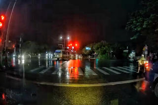 Video xe khách phóng nhanh, vượt đèn đỏ gây tai nạn