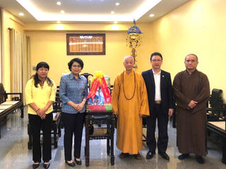 Phó Chủ tịch Tô Thị Bích Châu chúc Tết Đại lão Hòa thượng Thích Trí Quảng